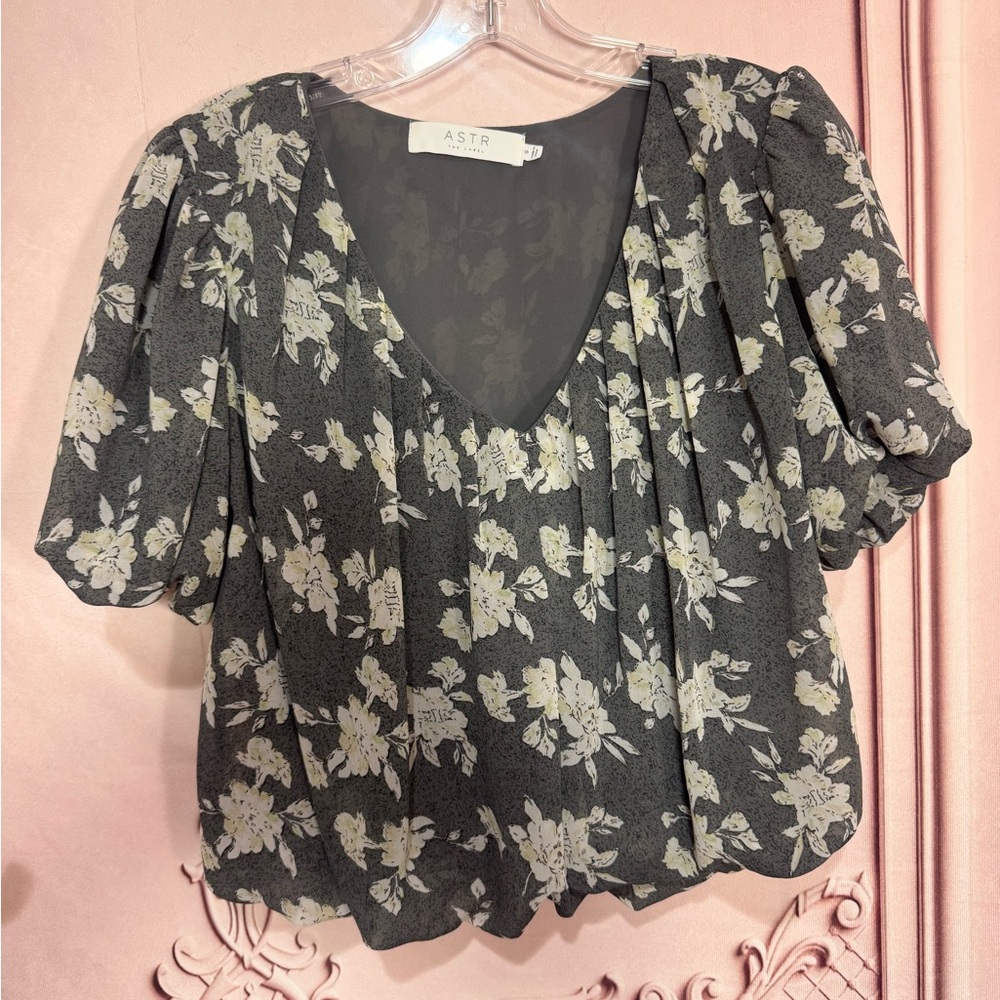 ASTR THE LABEL WOMENS BLOUSE SIZE Small BUBBLE HEM/SLEEVES "WASHED BLACK FLORAL"